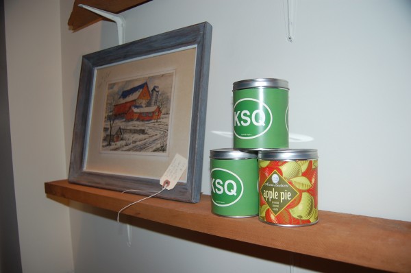 065 candles, picture on a shelf